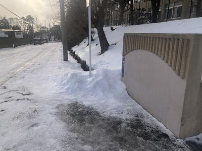 校門前の路面凍結の様子